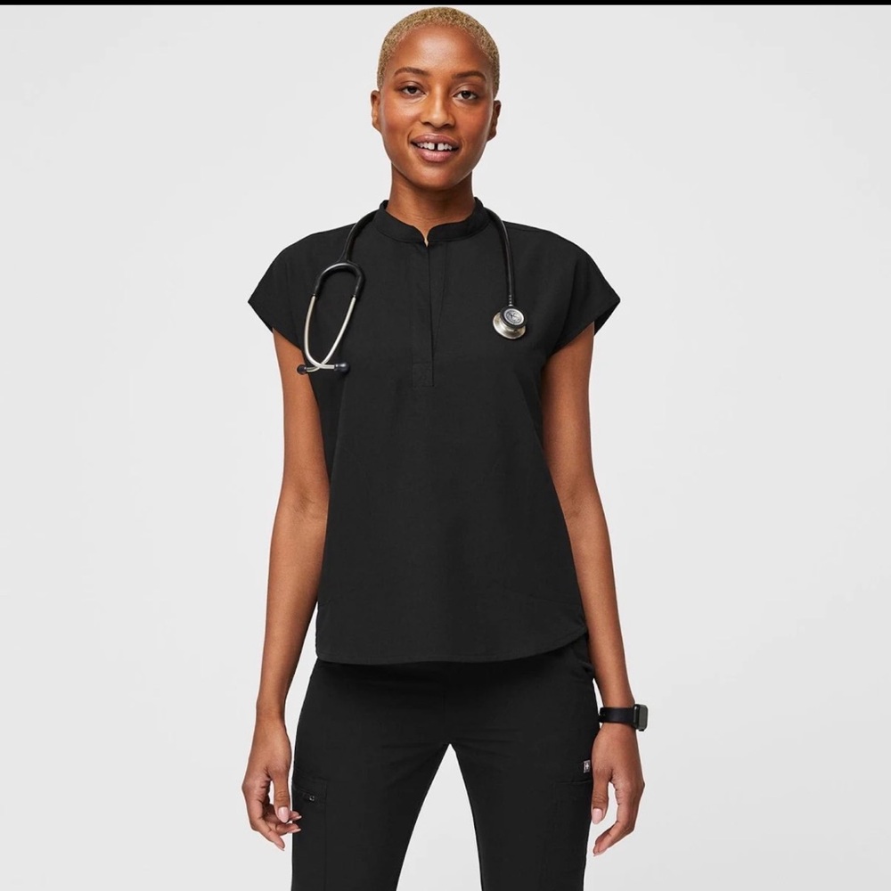🖤 FIGS Rafaela Scrub Top – Black (Size S)